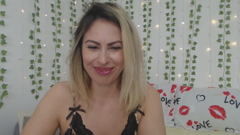 CARRMIYNA's Streamate show and profile